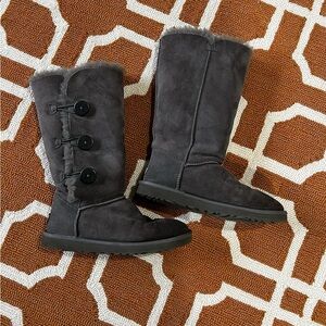 🥾Ugg Bailey Button Triple II